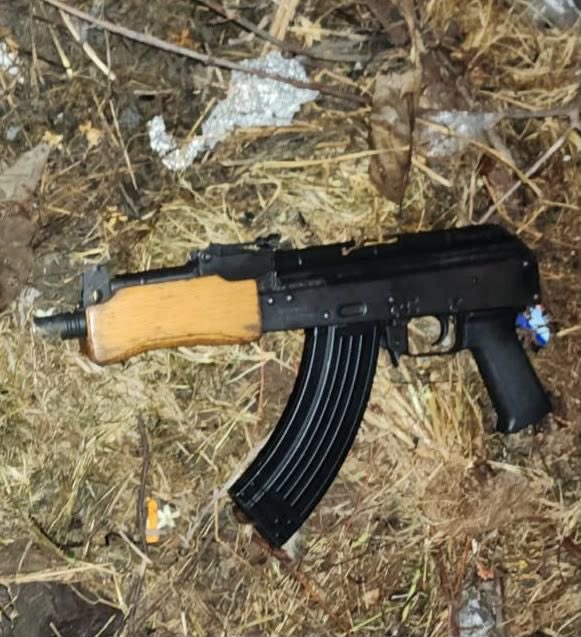 SSeguridad_Mich's tweet photo. 🚨Detuvimos a “El Smock” tras agresión armada en Apatzingán.
En la acción fueron asegurados:
🔹 Un fusil calibre 7.62x39 mm
🔹 Una motocicleta Honda XR150L
El ahora indiciado resultó lesionado y permanece bajo resguardo en un hospital.
#GuardiaCivil #TeCuidamos https://t.co/hAiBVyR2JO