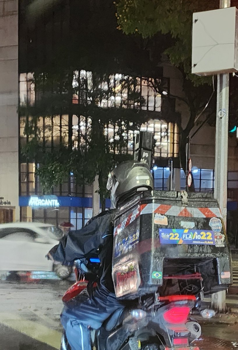 MateusPapini's tweet photo. O motoboy trabalhando na chuva de noite pra colocar o pão dentro de casa é eleitor da direita. E é chamado de fascista por exercer o voto dele.

Mas o playboy maconheico do DCE da faculdade que nunca trabalhou tem certeza que sabe o que é bom pro trabalhador.

🤷‍♂️ https://t.co/jZ1wQRsKoI