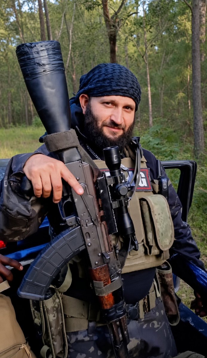 EmeAquiFlores's tweet photo. Esto no es nada. Este programa de intercambio es bilateral. 

Chequense a este mercenario Checheno con el CJNG. https://t.co/AhyztZbPV7