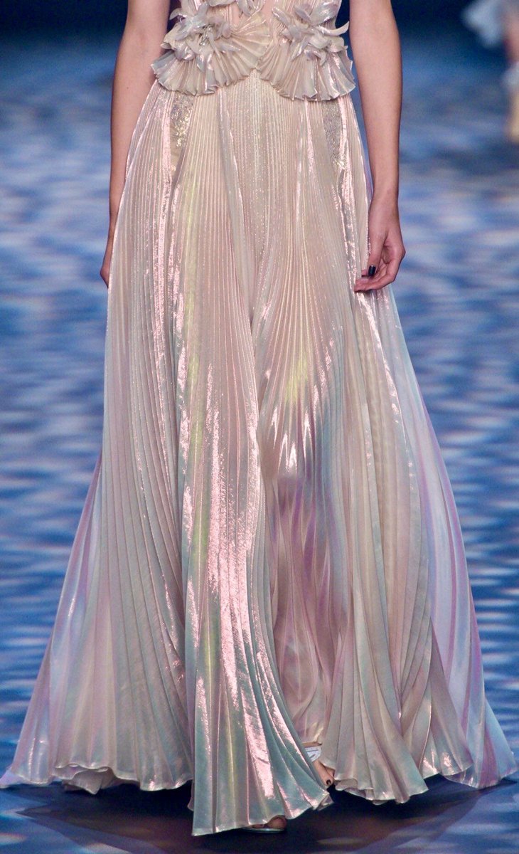 Moodsby_v's tweet photo. Marchesa Spring 2017 https://t.co/yYuCyUdDlm