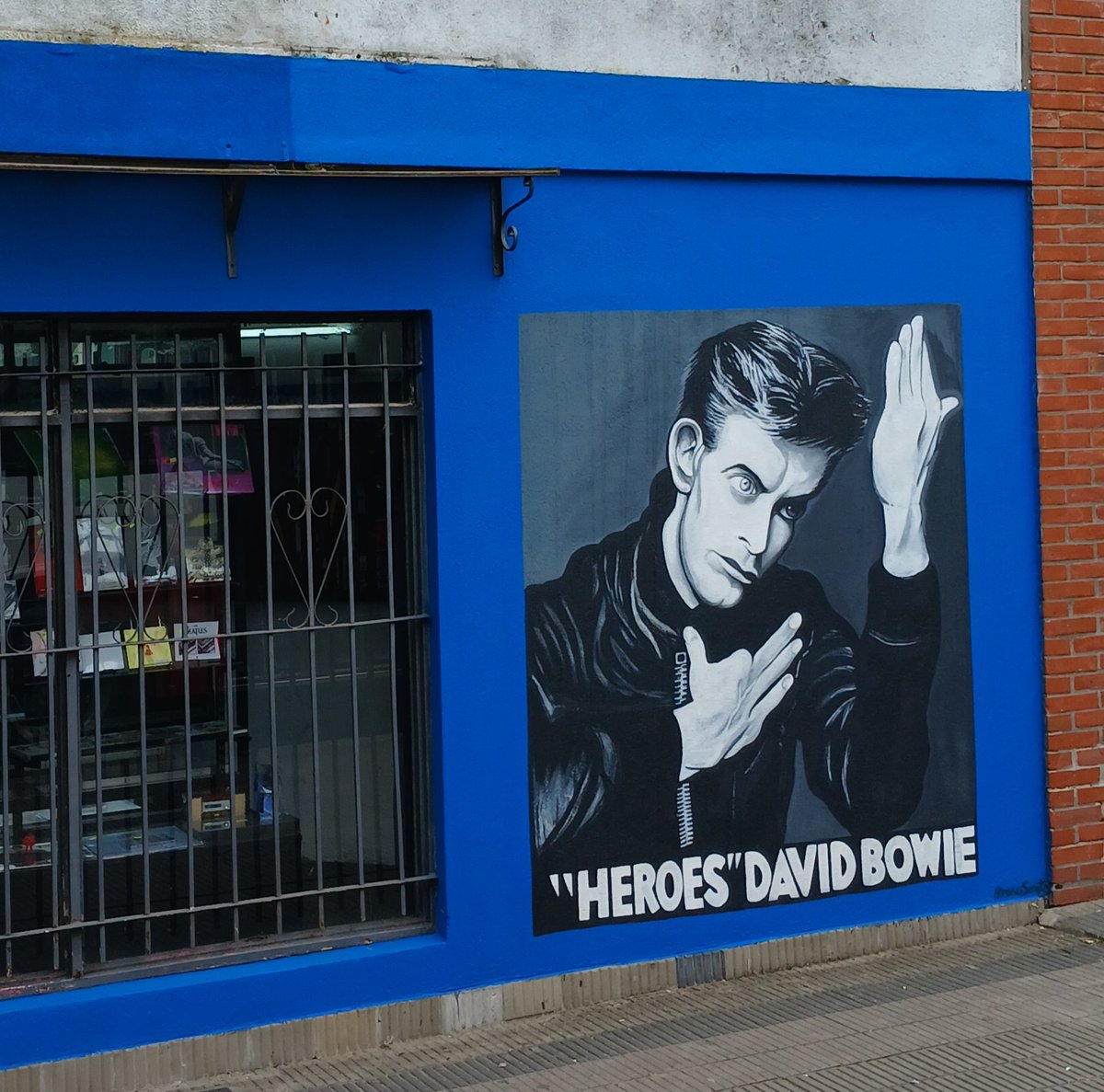 Tam_Gotchi's tweet photo. me fascina este mural, podría ser cualquiera menos Bowie https://t.co/khuXGQzAlp