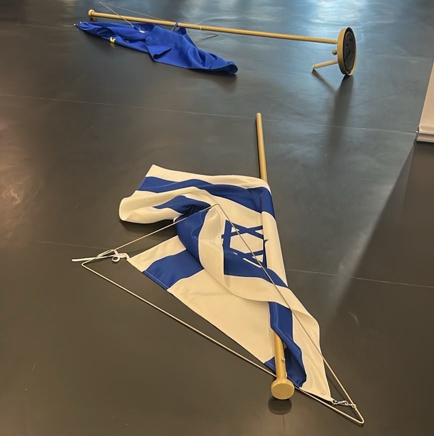 Yonathan_Arfi's tweet photo. Ce n'est plus de la provocation, c'est de la profanation.

Au Parlement européen, dans une exposition dédiée aux victimes et aux otages du 7-Octobre, Rima Hassan aurait jeté à terre le drapeau européen et le drapeau israélien.

Si les faits sont confirmés, cet acte relève d'une double indécence : 

Face aux victimes du pire massacre de Juifs depuis la Shoah, Rima Hassan choisit par ce geste ouvertement le camp du Hamas. 

Dans l'enceinte même du Parlement européen, elle piétine l'Europe qui l'a élue et ses valeurs.

Le Parlement européen doit prendre ses responsabilités, publier les images et sanctionner Rima Hassan.