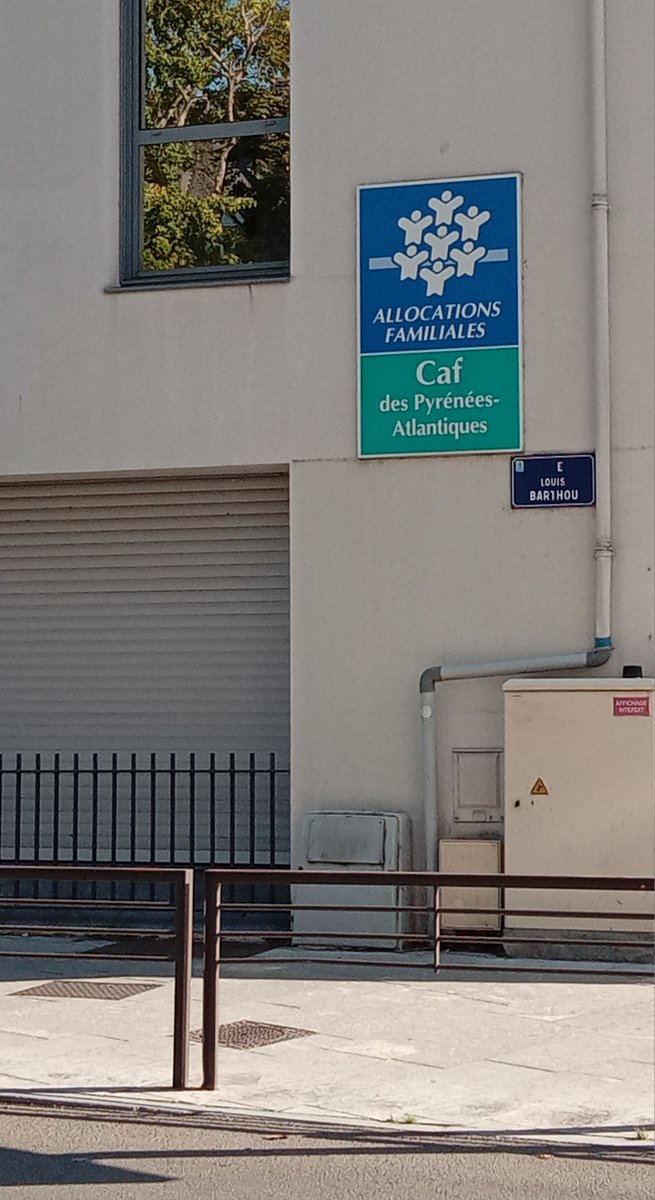 FredGaulois's tweet photo. Voilà un bâtiment que les émeutiers ne brûleront jamais 😏 https://t.co/x7YRjcnGm1