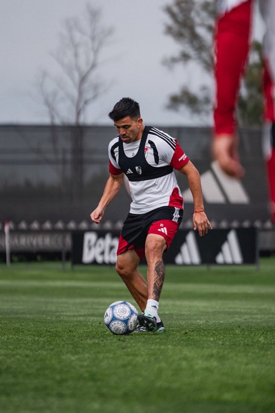 maxpugliese92's tweet photo. El Huevo Acuña entrenando en River Camp 📍 https://t.co/8HVmZWPAYY