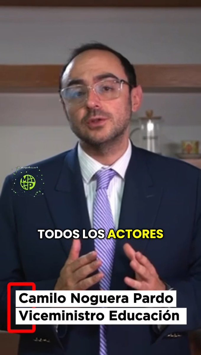 A man in a navy blue suit and striped purple tie speaks while gesturing with his hands. Text on screen reads 'TODOS LOS ACTORES' and identifies him as 'Camilo Noguera Pardo, Viceministro Educación'.