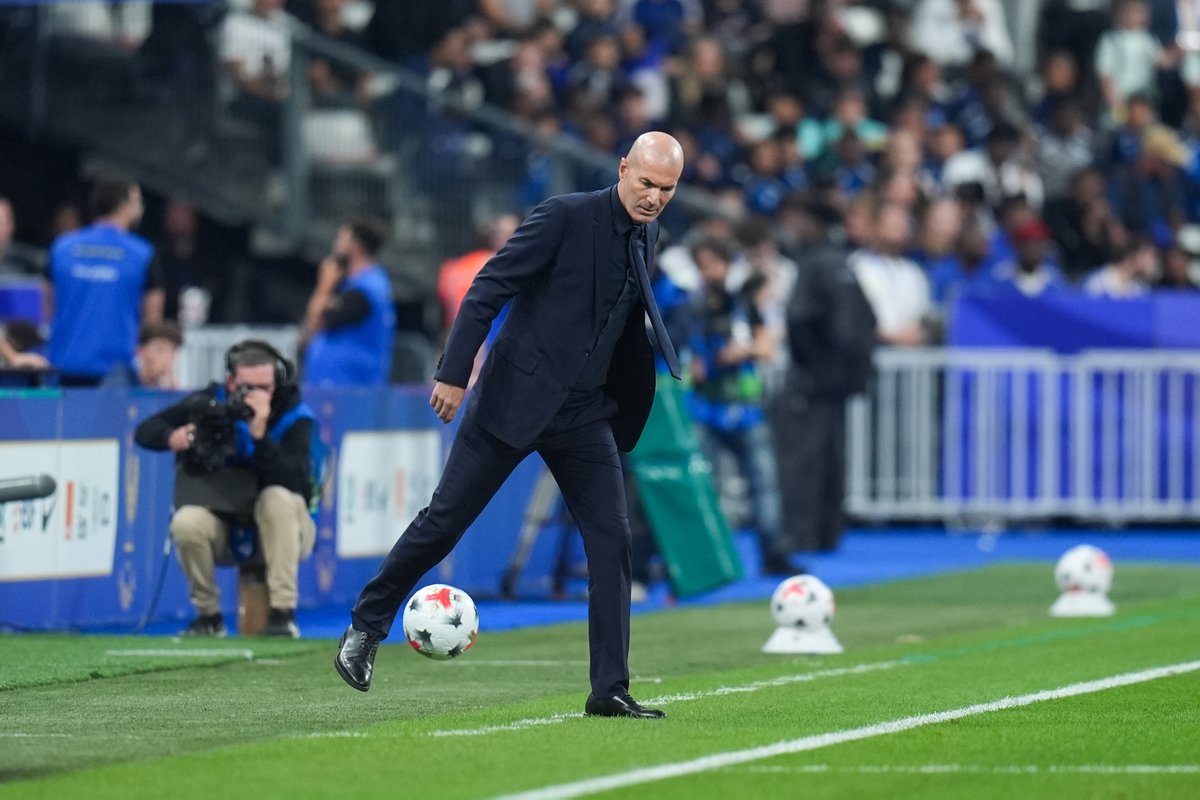 ActuFoot_'s tweet photo. 🚨🚨 Rayan Cherki 🇫🇷  : 

« IL A FAIT DES BEAUX CONTRÔLES CE SOIR, HEIN… SES GRANDES CHAUSSURES CIRÉES LÀ ! » 🤣🤣🤣

🎙️ @TF1 https://t.co/KyPsneX6Lv