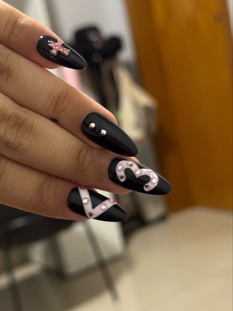 ikeutoearth's tweet photo. minhas unhas formando um <3 https://t.co/5Dx5agwO79