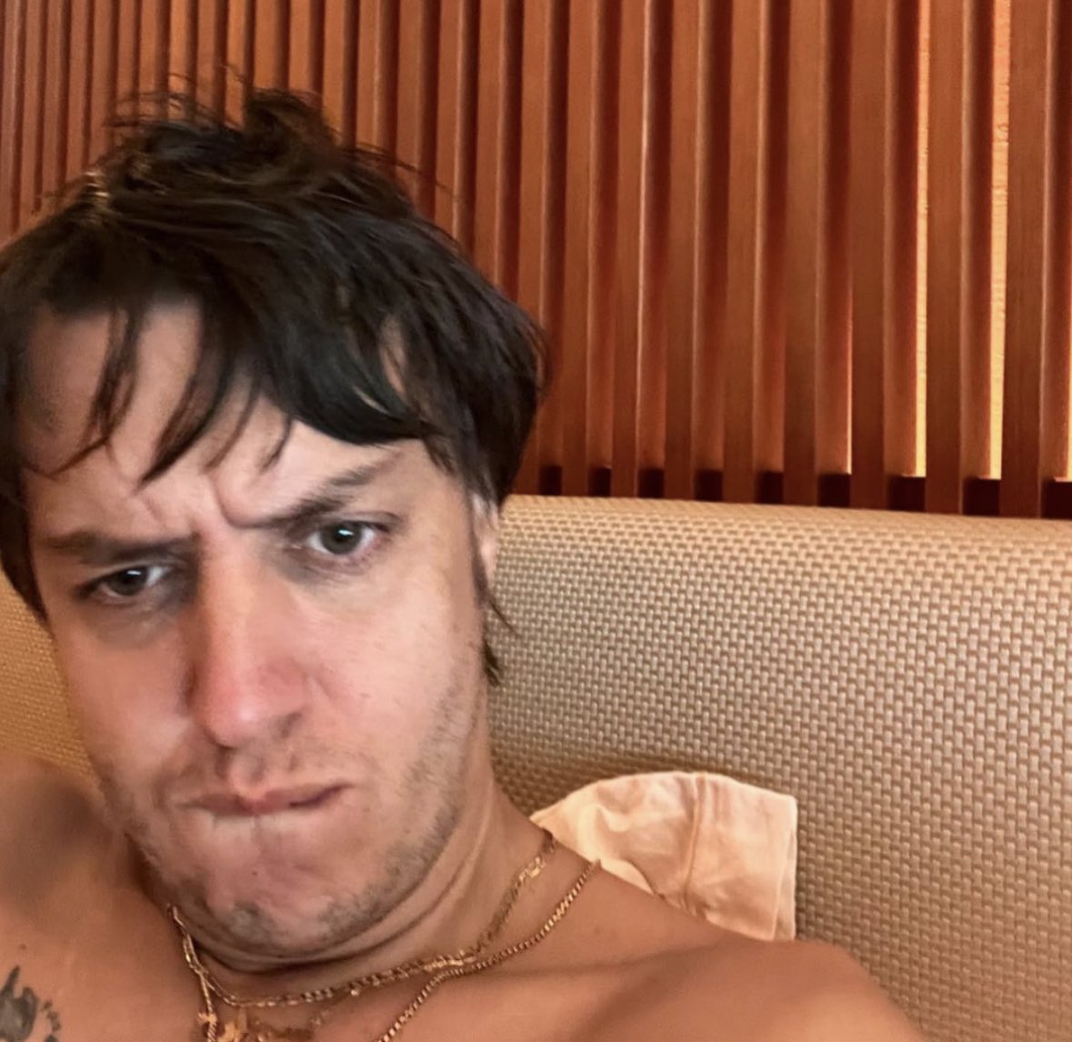 highflyingbrat's tweet photo. I use this photo as my profile picture on eBay and every single lowball I throw at people gets accepted. #idgaf https://t.co/u5Uhsog1Gs