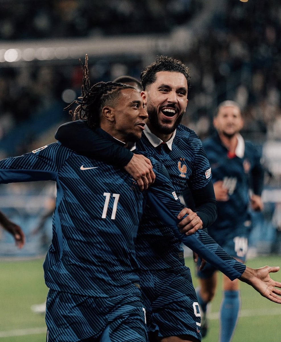 _BeFootball's tweet photo. 🚨🚨 « POUR RAYAN CHERKI, C’EST COMPLIQUÉ DE NE PAS PRENDRE ÉNORMÉMENT DE RISQUES. »

Rayan Cherki 🇫🇷 dévoile sa conversation avec David Bettoni ce matin 😁

« Ce matin, j'ai dit à David Bettoni que j'étais frustré parce que je n'avais pas pris énormément de risques. 

Pour Rayan Cherki, c'est compliqué de ne pas prendre énormément de risques. Je lui ai dit : 

“Ce soir, je vais prendre plus de risques.” Il m'a répondu : “Vas-y, fais-toi plaisir.”

Il nous demande d'être nous-mêmes, de respecter les consignes défensives et, ensuite, c'est magique. »

(@TF1)