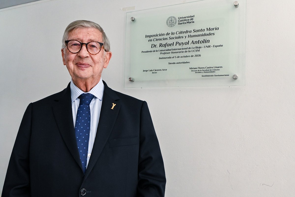 UCSM_oficial's tweet photo. 🎓💚 #UCSM | 𝑫𝒆𝒗𝒆𝒍𝒂𝒄𝒊𝒐́𝒏 𝒅𝒆 𝒑𝒍𝒂𝒄𝒂 𝒆𝒏 𝒉𝒐𝒏𝒐𝒓 𝒂𝒍 𝑫𝒓. 𝑹𝒂𝒇𝒂𝒆𝒍 𝑷𝒖𝒚𝒐𝒍 𝑨𝒏𝒕𝒐𝒍𝒊́𝒏
La Universidad Católica de Santa María realizó la develación de la placa de la Cátedra “𝘿𝙧. 𝙍𝙖𝙛𝙖𝙚𝙡 𝙋𝙪𝙮𝙤𝙡 𝘼𝙣𝙩𝙤𝙡𝙞́𝙣, 𝙋𝙧𝙚𝙨𝙞𝙙𝙚𝙣𝙩𝙚 𝙙𝙚 𝙡𝙖  @UNIRuniversidad 

Este reconocimiento destaca su trayectoria académica y fortalece los vínculos de cooperación internacional que la UCSM promueve con instituciones de prestigio.

🌍 𝗨𝗻 𝗮𝗰𝘁𝗼 𝗾𝘂𝗲 𝗿𝗲𝗮𝗳𝗶𝗿𝗺𝗮 𝗻𝘂𝗲𝘀𝘁𝗿𝗼 𝗰𝗼𝗺𝗽𝗿𝗼𝗺𝗶𝘀𝗼 𝗰𝗼𝗻 𝗹𝗮 𝗶𝗻𝘁𝗲𝗿𝗻𝗮𝗰𝗶𝗼𝗻𝗮𝗹𝗶𝘇𝗮𝗰𝗶𝗼́𝗻, 𝗲𝗹 𝗶𝗻𝘁𝗲𝗿𝗰𝗮𝗺𝗯𝗶𝗼 𝗮𝗰𝗮𝗱𝗲́𝗺𝗶𝗰𝗼 𝘆 𝗹𝗮 𝗴𝗲𝗻𝗲𝗿𝗮𝗰𝗶𝗼́𝗻 𝗱𝗲 𝗻𝘂𝗲𝘃𝗮𝘀 𝗼𝗽𝗼𝗿𝘁𝘂𝗻𝗶𝗱𝗮𝗱𝗲𝘀 𝗽𝗮𝗿𝗮 𝗻𝘂𝗲𝘀𝘁𝗿𝗮 𝗰𝗼𝗺𝘂𝗻𝗶𝗱𝗮𝗱 𝘂𝗻𝗶𝘃𝗲𝗿𝘀𝗶𝘁𝗮𝗿𝗶𝗮.

#UCSM #InternacionalizaciónUCSM #UNIR #SentimientoSantamariano
