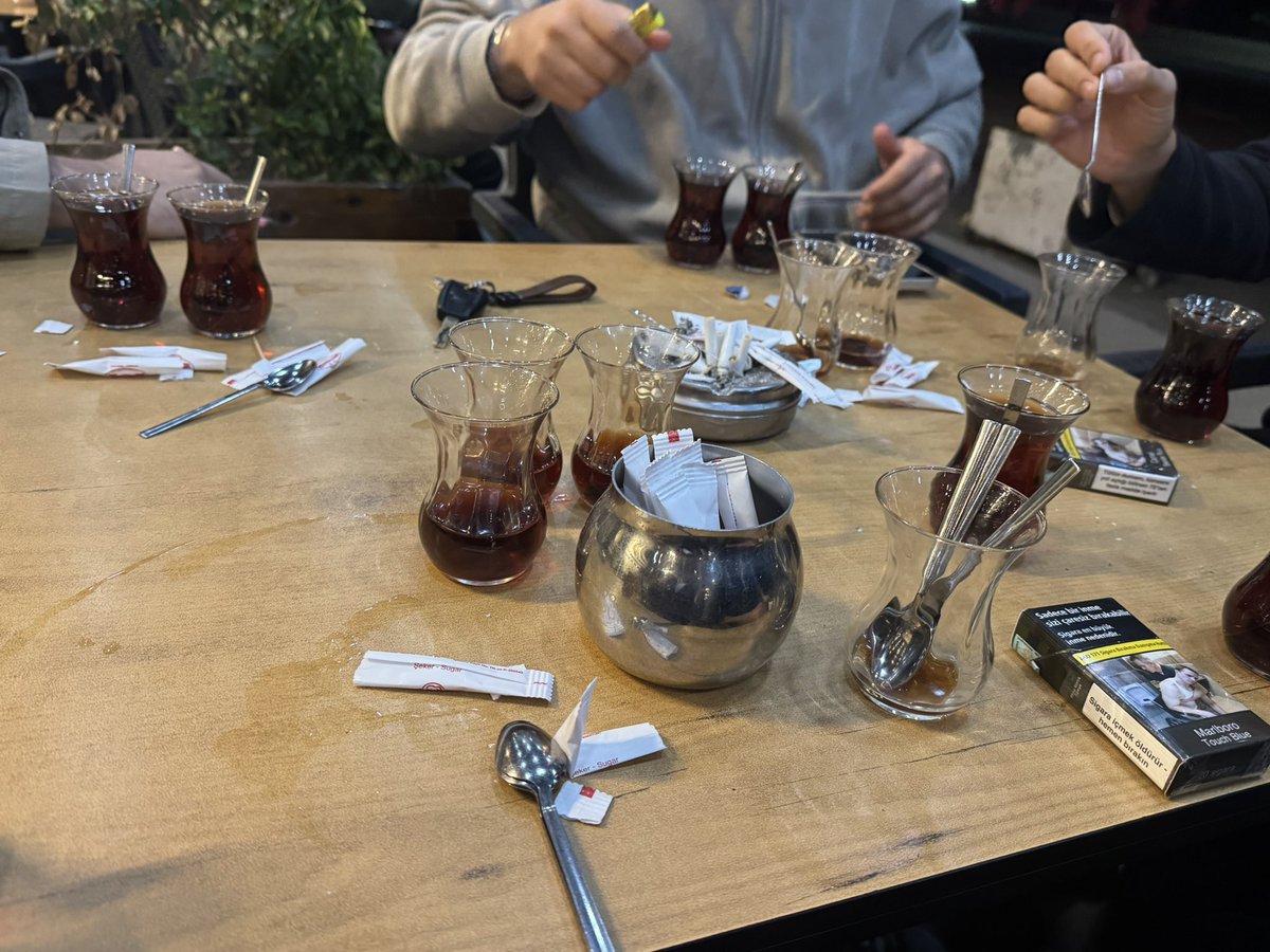 FenerliFaker's tweet photo. Konu siyasete gelince bizim çay mesaisi https://t.co/tKLKl7G1cE