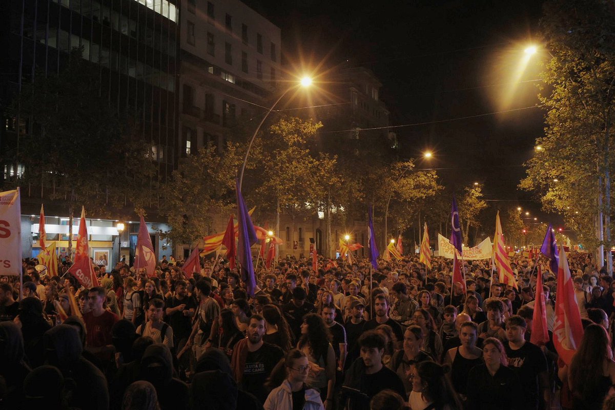 Arran_jovent's tweet photo. 🔴 JOVES EN LLUITA, HABITATGE PER A TOTHOM!

Un cop més, el jovent independentista del país a primera línia.

Ho repetim: no caurem en falses dicotomies, l'única alternativa política al feixisme i a la crisi de l'habitatge passa per trencar amb el capitalisme i l'estat espanyol. https://t.co/QwWzsCvotZ