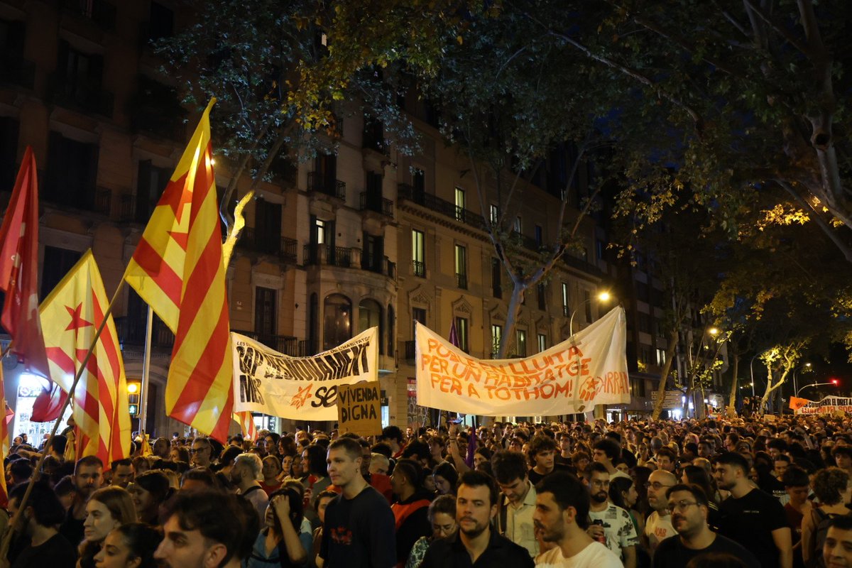 Arran_jovent's tweet photo. 🔴 JOVES EN LLUITA, HABITATGE PER A TOTHOM!

Un cop més, el jovent independentista del país a primera línia.

Ho repetim: no caurem en falses dicotomies, l'única alternativa política al feixisme i a la crisi de l'habitatge passa per trencar amb el capitalisme i l'estat espanyol. https://t.co/QwWzsCvotZ