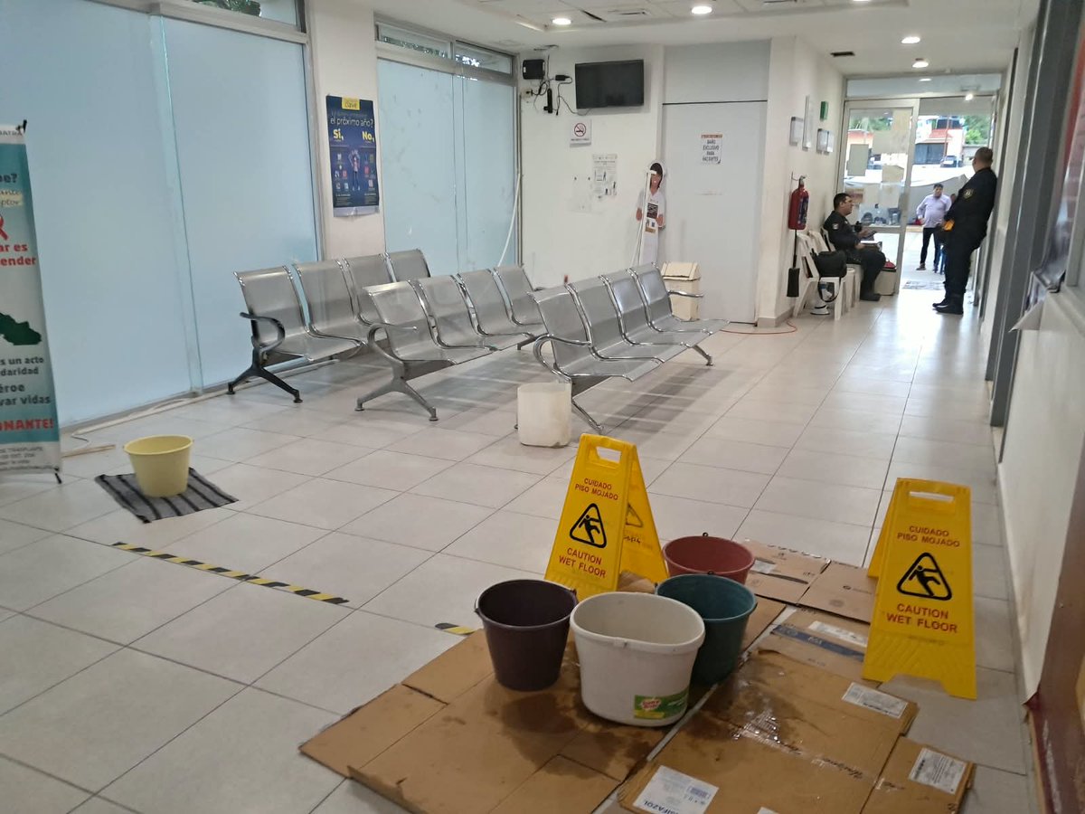 lulu_reportera's tweet photo. Así está el  hospital regional de #PozaRica. No sirve el clima (¿aquí no estuvo el Kersenobich?) TAMPOCO HAY INSUMOS. Si bien no lloran (porque ahora es "show") andan preocupados.  #Veracruz https://t.co/guZxQ9zJki