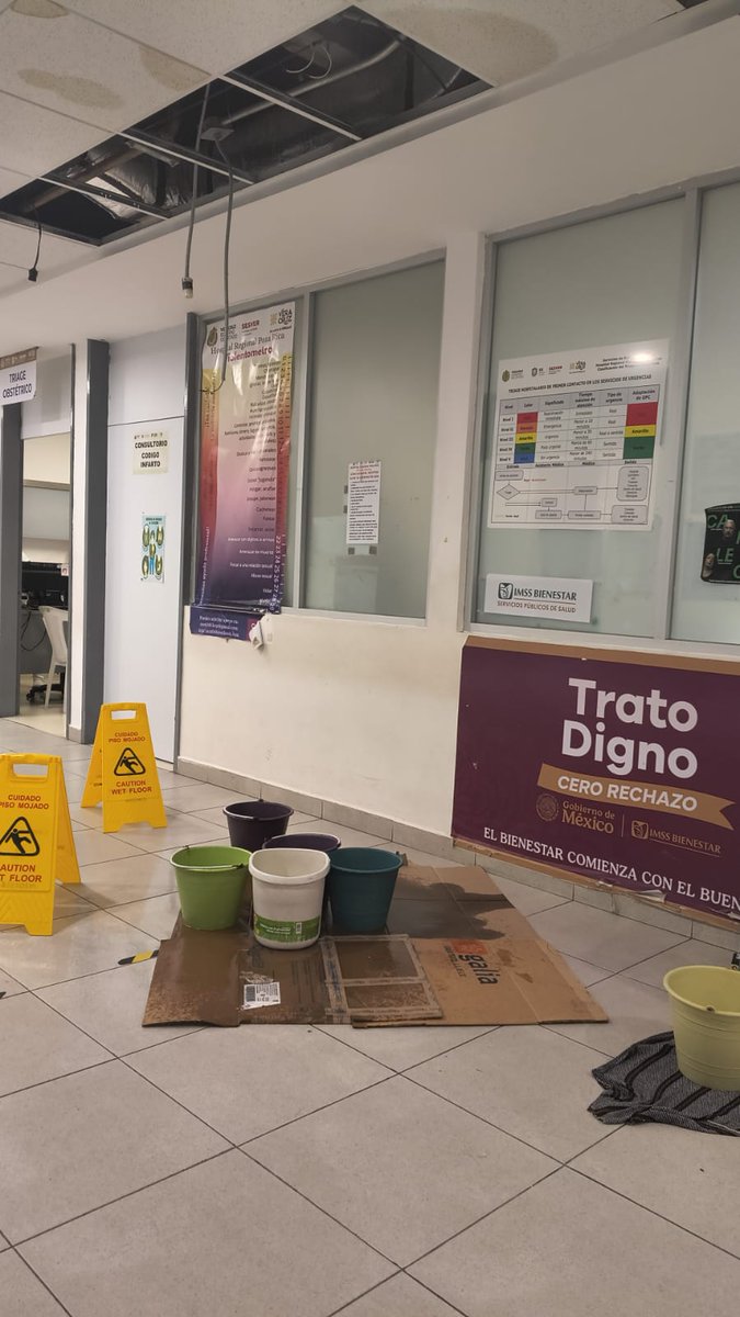 lulu_reportera's tweet photo. Así está el  hospital regional de #PozaRica. No sirve el clima (¿aquí no estuvo el Kersenobich?) TAMPOCO HAY INSUMOS. Si bien no lloran (porque ahora es "show") andan preocupados.  #Veracruz https://t.co/guZxQ9zJki