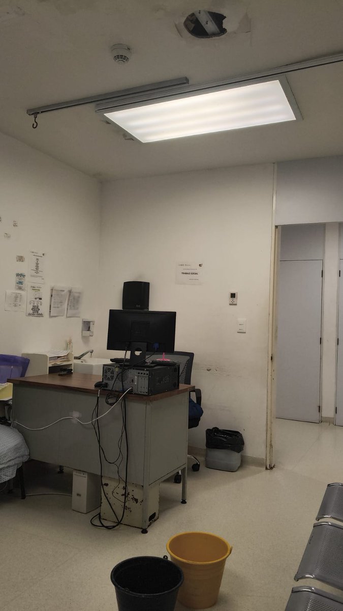 lulu_reportera's tweet photo. Así está el  hospital regional de #PozaRica. No sirve el clima (¿aquí no estuvo el Kersenobich?) TAMPOCO HAY INSUMOS. Si bien no lloran (porque ahora es "show") andan preocupados.  #Veracruz https://t.co/guZxQ9zJki
