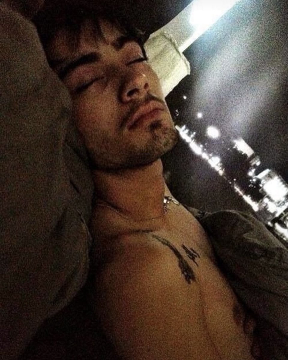 inZAYN's tweet photo. yo why is he lowkey giving zayn malik sleeping photo https://t.co/WatHffjio4