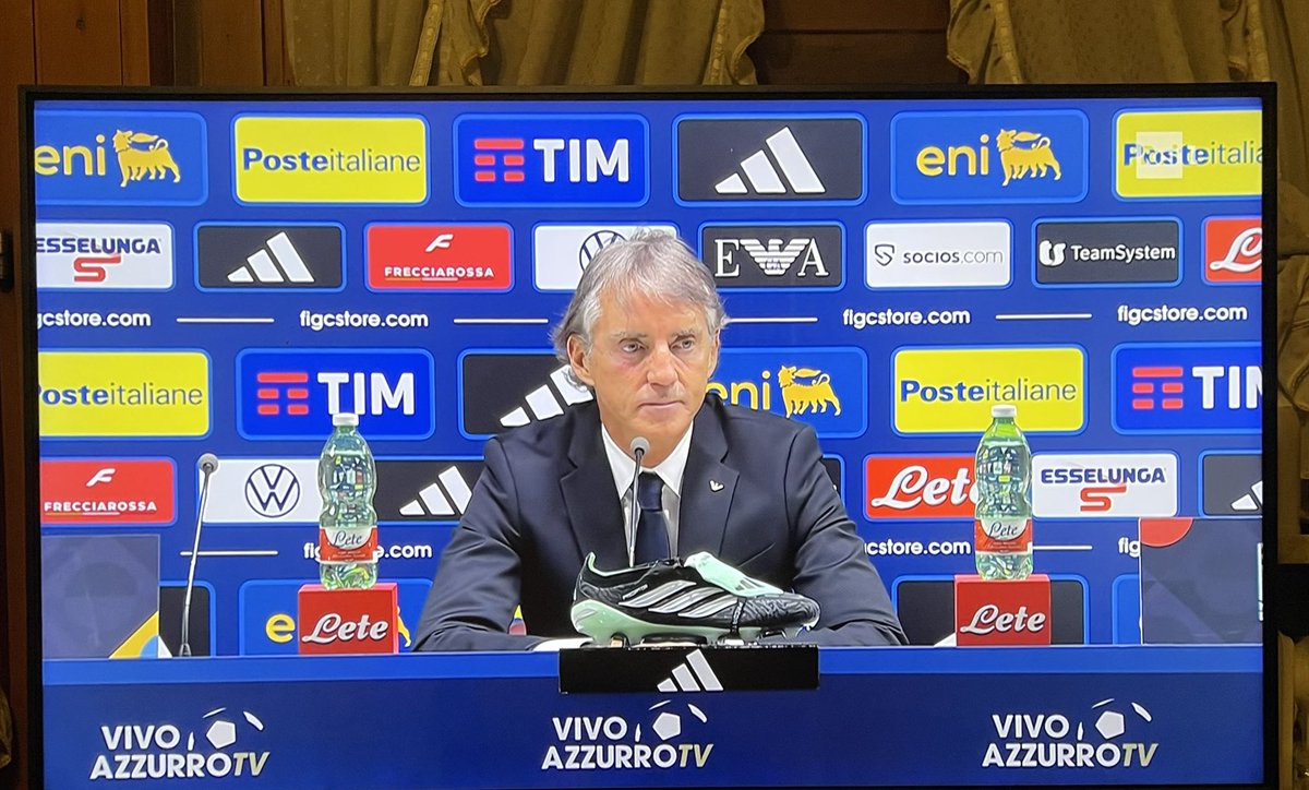 Nerys__'s tweet photo. Mancini in conferenza stampa alla domanda: “Cosa ha ritrovato e cosa le è invece mancato in questa nuova esperienza da CT?”, risponde:

“Mi è piaciuto molto che i ragazzi stiano creando un bel gruppo”

Poi si ferma e aggiunge: 
“Vialli, mi è mancato Vialli”. 
💔

#ItaliaTurchia https://t.co/ktVolL9ma9