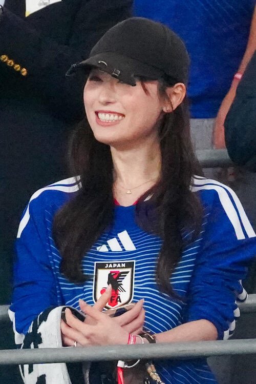 Yuu_honyakukan's tweet photo. 結婚発表からわずか3日。

久保建英の“新婚初陣”を、
背番号「20」のユニフォームを着た
妻・福原遥さんがスタンドから見守ってた。

この光景、なんかめちゃくちゃホッコリした。

そんな2人の、結婚までの話を知ったらもっと好きになった。

実は久保さん、 https://t.co/Hb3QMwovin