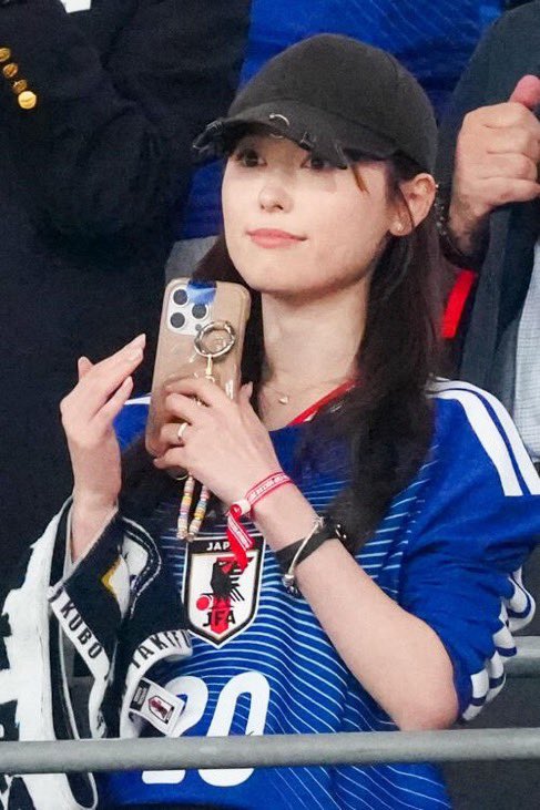 Yuu_honyakukan's tweet photo. 結婚発表からわずか3日。

久保建英の“新婚初陣”を、
背番号「20」のユニフォームを着た
妻・福原遥さんがスタンドから見守ってた。

この光景、なんかめちゃくちゃホッコリした。

そんな2人の、結婚までの話を知ったらもっと好きになった。

実は久保さん、 https://t.co/Hb3QMwovin