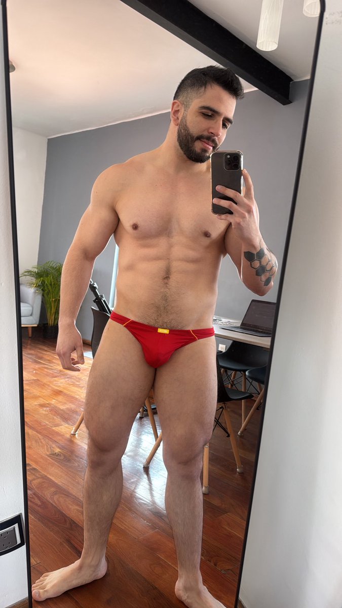 carlosmbosch4's tweet photo. Nuevas trusas. ¿Cuál te gusta más? https://t.co/a9Smjy9A3U