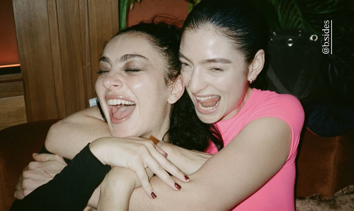 TheLordeCult's tweet photo. Lorde and Charli xcx sharing a hug via her Instagram Stories https://t.co/YQzNfBYqWc