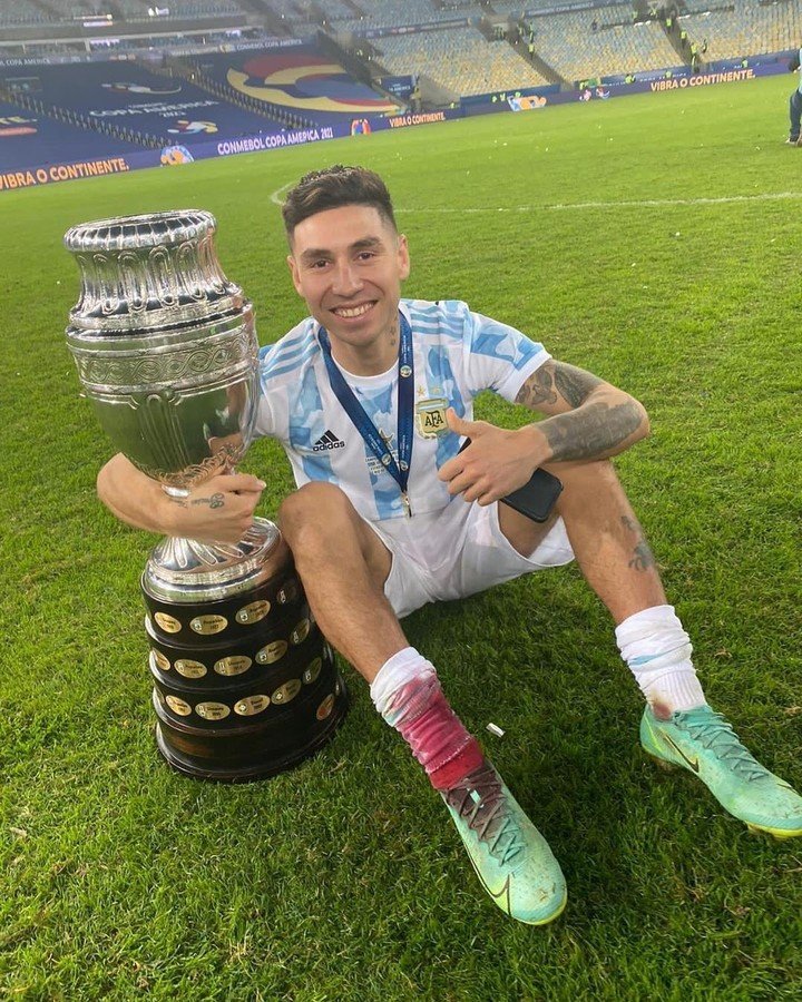 turcocarp's tweet photo. Montiel fue fundamental en los dos títulos más importantes de Messi en la Selección, con un penal decisivo en Qatar y un tobillo ensangrentado después de anular a Neymar en Río de Janeiro. Que no juegue ni 5 minutos en su despedida es un papelón. https://t.co/uUcy4o19mM