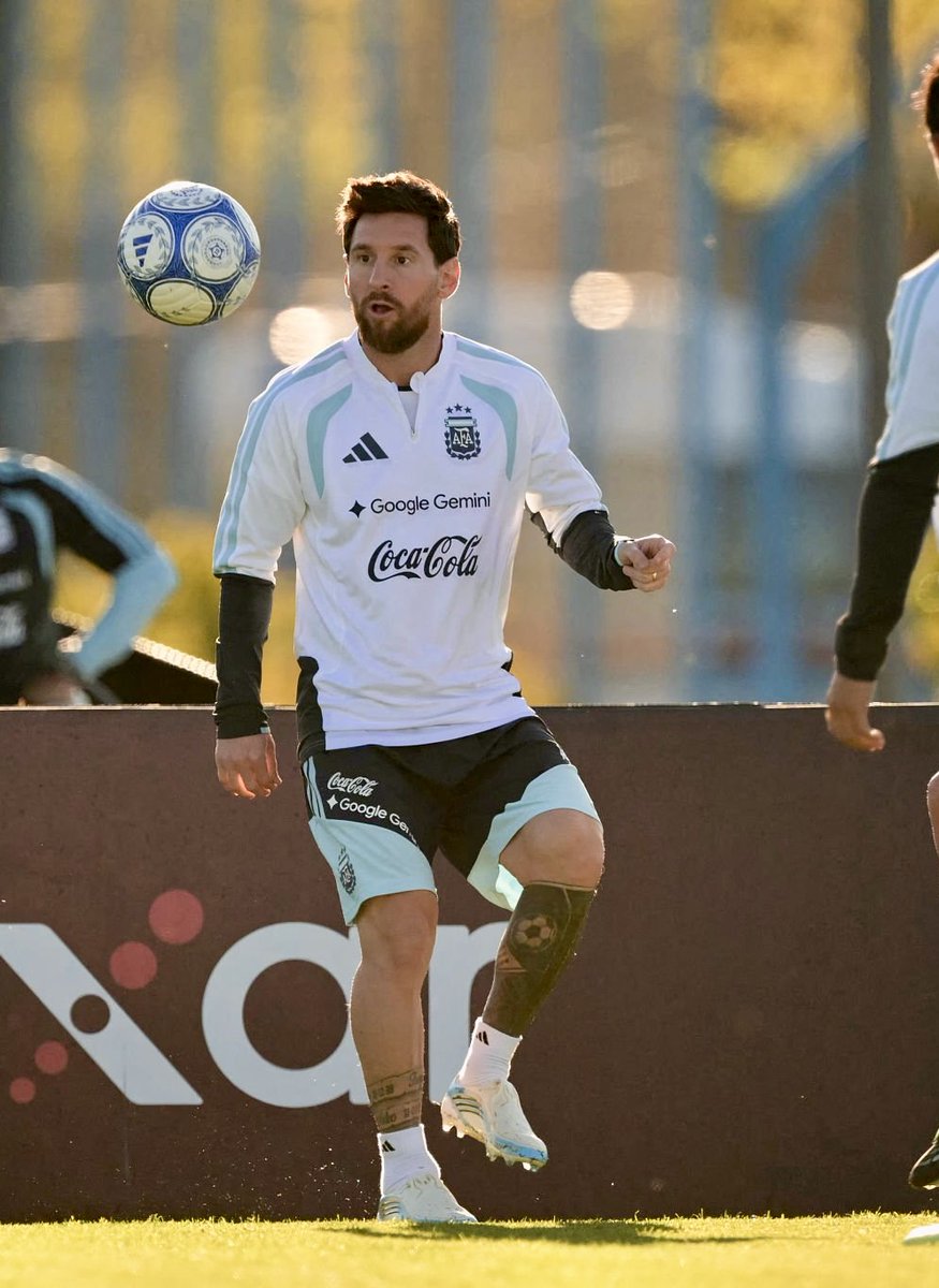 messi10_rey's tweet photo. Solo tiene OJOS para ELLA🐐⚽️! https://t.co/A4AbEAKu2Z