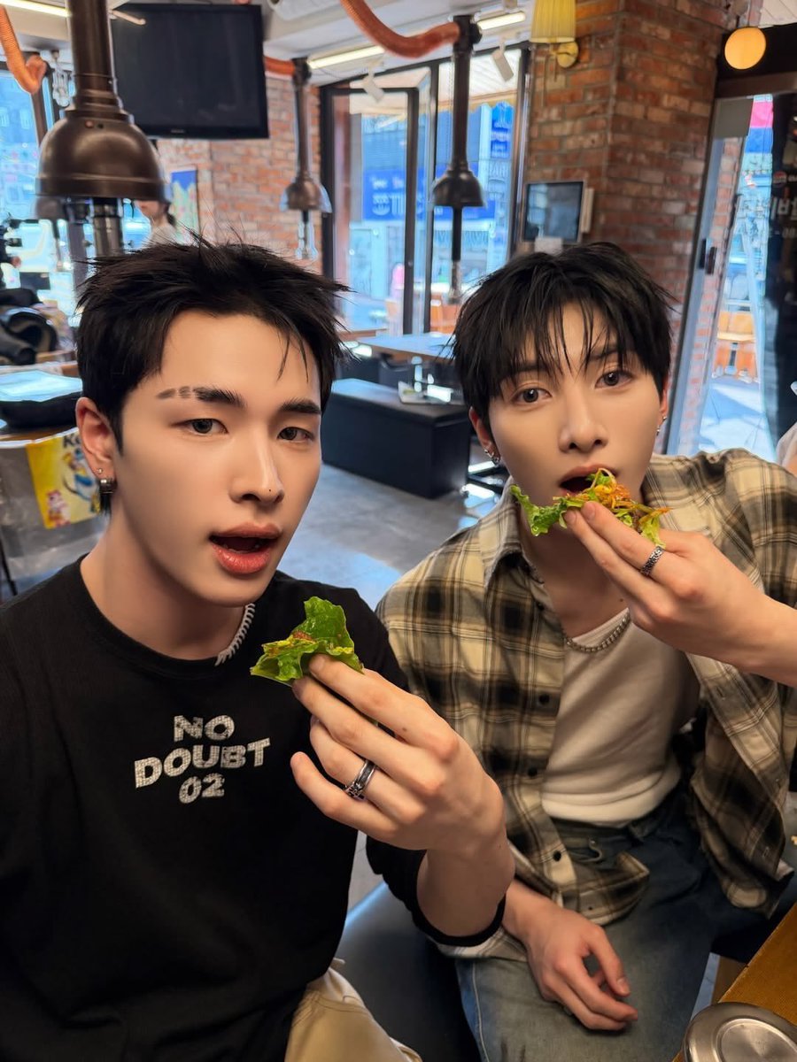4MAKISEP's tweet photo. ⋆౨ৎ˚⟡˖ ࣪    yuharu  mini  au

Onde Yu e Haru frequentam a mesma academia e Yu demonstra interesse em Haru.
OU
Em que o amigo do Haru, So-geon, passa o insta dele para um completo analfabeto digital. https://t.co/UToxJGaxSU
