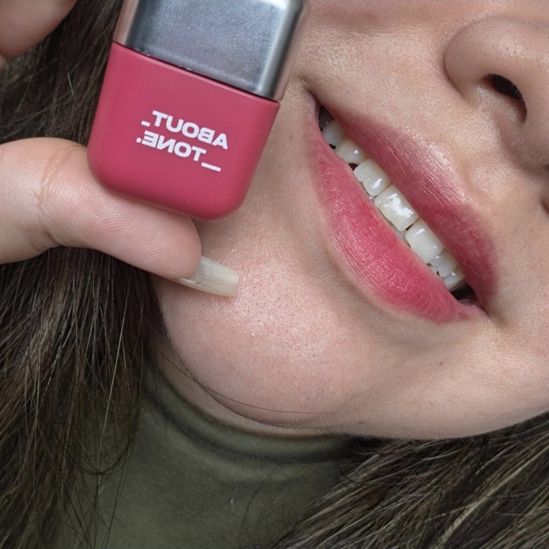 mikaa_smr's tweet photo. 💄💗 ¿UN TINT MINI CON 6 TONOS? ¡MIRA ESTO! 👀✨

Si te gustan los labios con color pero quieres algo práctico para llevar a cualquier parte, este producto de ABOUT_TONE me llamó muchísimo la atención. 💗

✨ ABOUT_TONE Blur Fit Tint Mini — 6 colores
💄 6 tonos diferentes para elegir
🎀 Formato mini, perfecto para llevar en la bolsa
✨ Acabado tipo blur
🌸 Diferentes tonalidades para encontrar la que más te guste

🌎 Todo 100% original, con envíos a más de 200 países.

🛍️ Si quieres apoyarme y aprovechar descuento extra:

💚 Compra desde mi enlace oficial:
👉 https://t.co/h0dNMkvnl6⁠

💚 Usa mi código al pagar:
👉 KSEC045R0VL

👀💗 ¿Cuál de los 6 tonos elegirías?

🔥 Streams en Twitch
🟣 https://t.co/ZN6zJuzR0W⁠

🔗 Todas mis redes:
https://t.co/eRgr72rJId⁠

@ysinfluencers @YesStyle
#MikaASMR #YesStyle #AboutTone #BlurFitTint #KBeauty