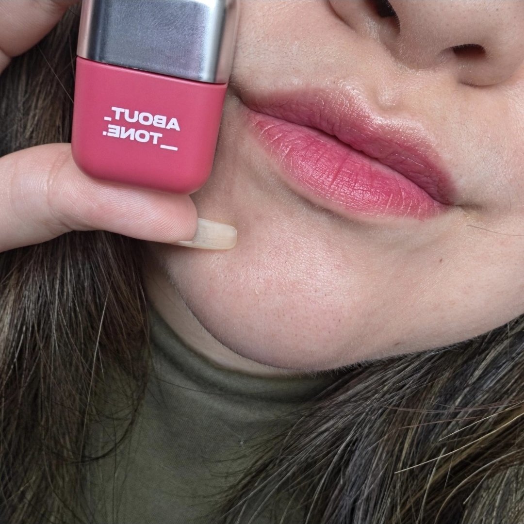 mikaa_smr's tweet photo. 💄💗 ¿UN TINT MINI CON 6 TONOS? ¡MIRA ESTO! 👀✨

Si te gustan los labios con color pero quieres algo práctico para llevar a cualquier parte, este producto de ABOUT_TONE me llamó muchísimo la atención. 💗

✨ ABOUT_TONE Blur Fit Tint Mini — 6 colores
💄 6 tonos diferentes para elegir
🎀 Formato mini, perfecto para llevar en la bolsa
✨ Acabado tipo blur
🌸 Diferentes tonalidades para encontrar la que más te guste

🌎 Todo 100% original, con envíos a más de 200 países.

🛍️ Si quieres apoyarme y aprovechar descuento extra:

💚 Compra desde mi enlace oficial:
👉 https://t.co/h0dNMkvnl6⁠

💚 Usa mi código al pagar:
👉 KSEC045R0VL

👀💗 ¿Cuál de los 6 tonos elegirías?

🔥 Streams en Twitch
🟣 https://t.co/ZN6zJuzR0W⁠

🔗 Todas mis redes:
https://t.co/eRgr72rJId⁠

@ysinfluencers @YesStyle
#MikaASMR #YesStyle #AboutTone #BlurFitTint #KBeauty
