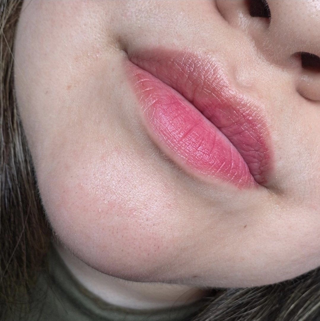 mikaa_smr's tweet photo. 💄💗 ¿UN TINT MINI CON 6 TONOS? ¡MIRA ESTO! 👀✨

Si te gustan los labios con color pero quieres algo práctico para llevar a cualquier parte, este producto de ABOUT_TONE me llamó muchísimo la atención. 💗

✨ ABOUT_TONE Blur Fit Tint Mini — 6 colores
💄 6 tonos diferentes para elegir
🎀 Formato mini, perfecto para llevar en la bolsa
✨ Acabado tipo blur
🌸 Diferentes tonalidades para encontrar la que más te guste

🌎 Todo 100% original, con envíos a más de 200 países.

🛍️ Si quieres apoyarme y aprovechar descuento extra:

💚 Compra desde mi enlace oficial:
👉 https://t.co/h0dNMkvnl6⁠

💚 Usa mi código al pagar:
👉 KSEC045R0VL

👀💗 ¿Cuál de los 6 tonos elegirías?

🔥 Streams en Twitch
🟣 https://t.co/ZN6zJuzR0W⁠

🔗 Todas mis redes:
https://t.co/eRgr72rJId⁠

@ysinfluencers @YesStyle
#MikaASMR #YesStyle #AboutTone #BlurFitTint #KBeauty
