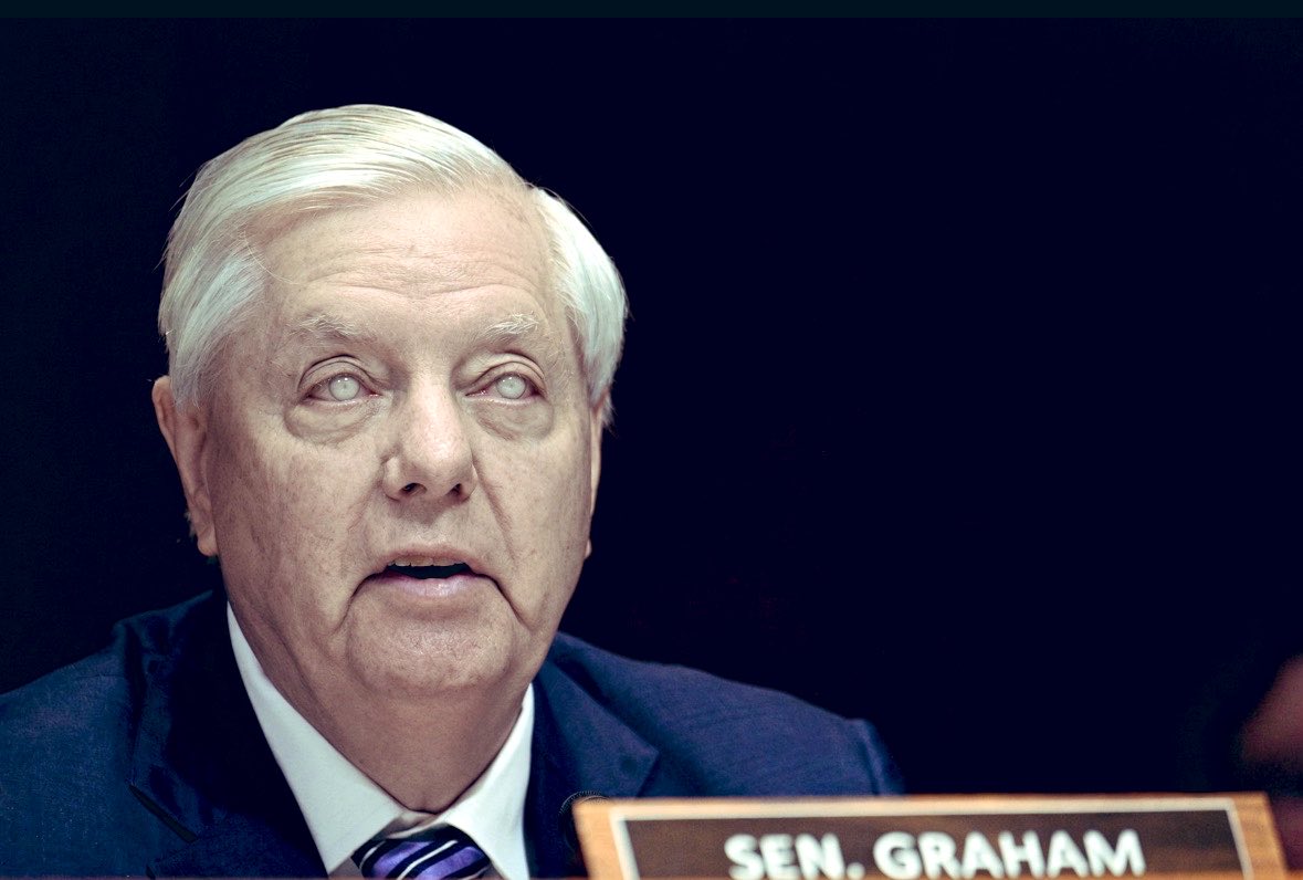 tanausu's tweet photo. @Glenn_Diesen “My message to the French students: Help is coming!”
— Lindsey Graham, speaking from the grave, as President Trump prepares to nuke Paris in support of the protesters. https://t.co/72xcJYfk7w