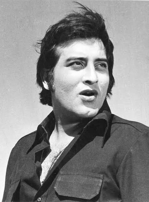 ActorToks's tweet photo. 🎂 Remembering: Vinod Khanna! 

Fun fact: He stunned the film world by walking away from cinema at his peak to join Osho's ashram, before staging a triumphant multi-hit comeback years later.
ActorToks 👇
https://t.co/RfwcpOhIVs
@RanveerOfficial #VinodKhanna #Bollywood . https://t.co/EtJGWtYIAi