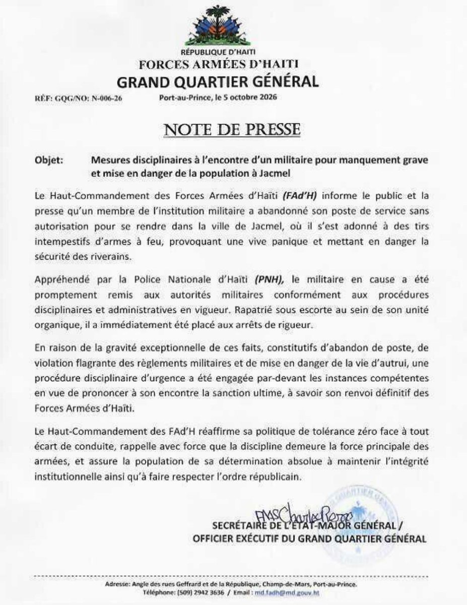 forcesarmeesht's tweet photo. Le Haut-Commandement des Forces Armées d'Haiti (FAd'H) informe le public et la presse qu'un membre de I'institution militaire a abandonné son poste de service sans
autorisation pour se rendre dans la ville de Jacmel, où il s'est adonné à des tirs
intempestifs d'armes à feu, provoquant une vive panique et mettant en danger la
sécurité des riverains.
Appréhendé par la Police Nationale d'Haiti (PNH), le militaire en cause a été
promptement remis aux autorités militaires conformément aux procédures
disciplinaires et administratives en vigueur. Rapatrié sous escorte au sein de son unité
organique, il a immédiatement été placé aux arrêts de rigueur.

En raison de la gravité exceptionnelle de ces faits, constitutifs d'abandon de poste, de
violation flagrante des règlements militaires et de mise en danger de la vie d'autrui, une
procédure disciplinaire d'urgence a été engagée par-devant les instances compétentes
en vue de prononcer à son encontre la sanction ultime, à savoir son renvoi définitif des
Forces Armées d'Haiti.

Le Haut-Commandement des FAd'H réaffirme sa politique de tolérance zéro face à tout
écart de conduite, rappeile avec force que la discipline demeure la force principale des
armées, et assure la population de sa détermination absolue à maintenir l'intégrité
institutionnelle ainsi qu'à faire respecter l'ordre républicain.