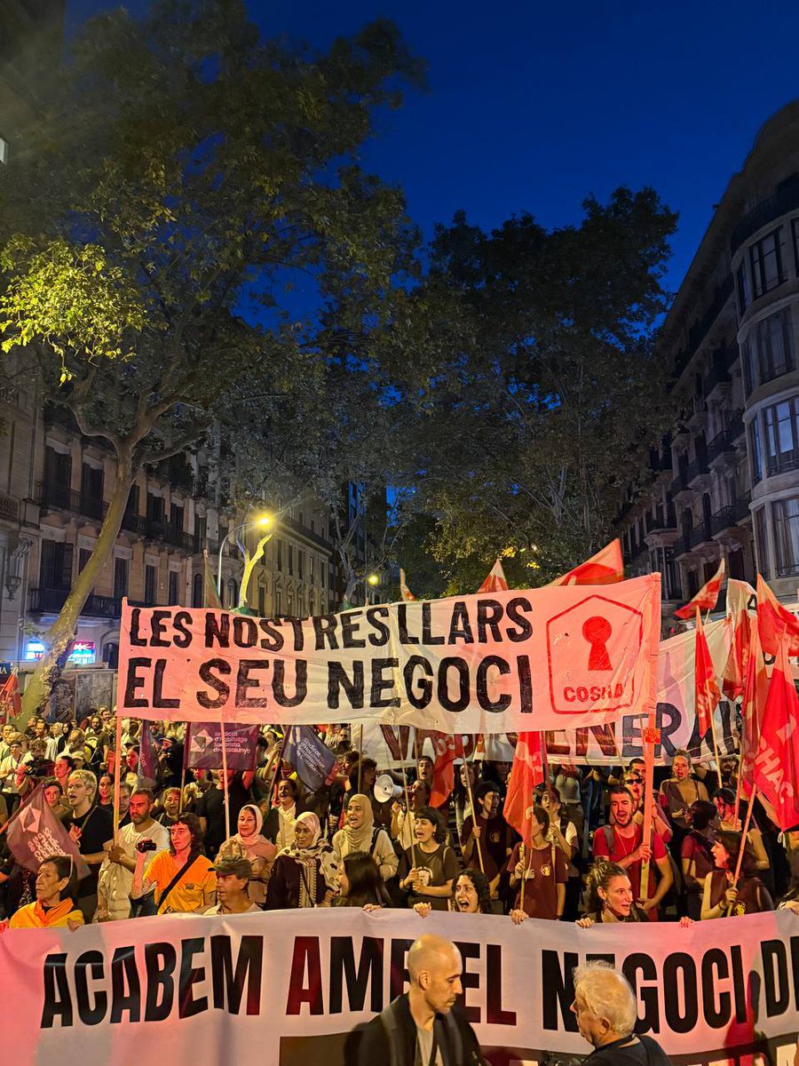 laccent's tweet photo. Milers de persones a la manifestació per l'habitatge de Barcelona https://t.co/7cha4cvfwz