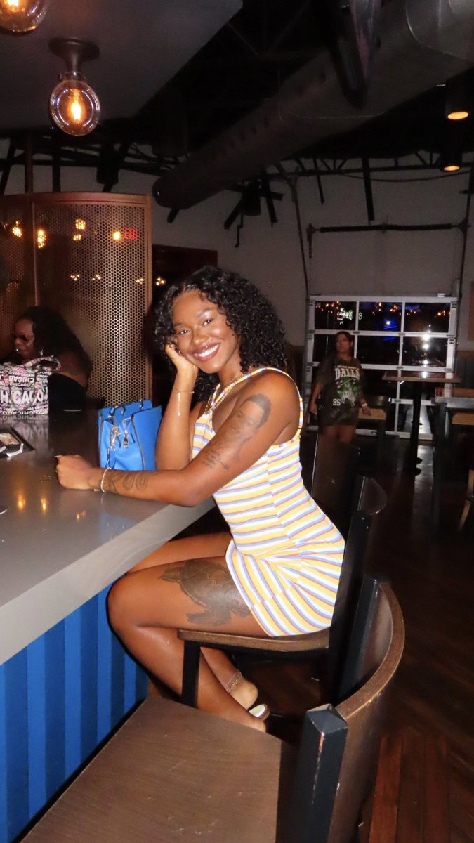 trlnity__'s tweet photo. shoutout to the white man for paying my tab and taking my pics😌 https://t.co/hxZWaZMMvU