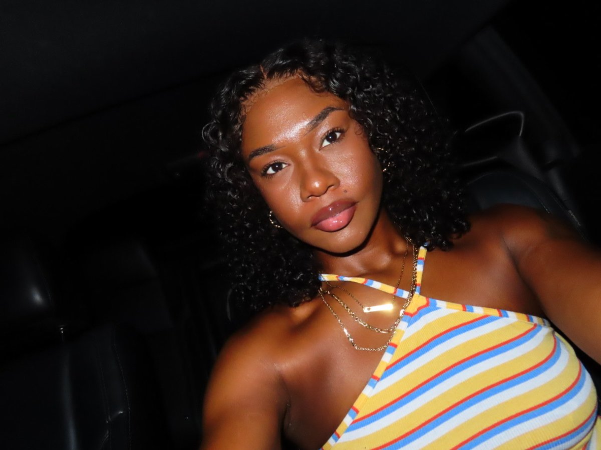 trlnity__'s tweet photo. shoutout to the white man for paying my tab and taking my pics😌 https://t.co/hxZWaZMMvU