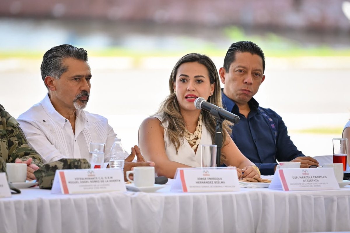 Marce_Castilloa's tweet photo. El trabajo en territorio fortalece el desarrollo de #Chiapas.
​En #Tapachula, los tres Poderes del Estado nos reunimos en la Zona Naval junto al Gob. @ramirezlalo_ para evaluar avances en salud, infraestructura y bienestar rumbo al 2° Informe de Gobierno. https://t.co/WoFcpiE1ki