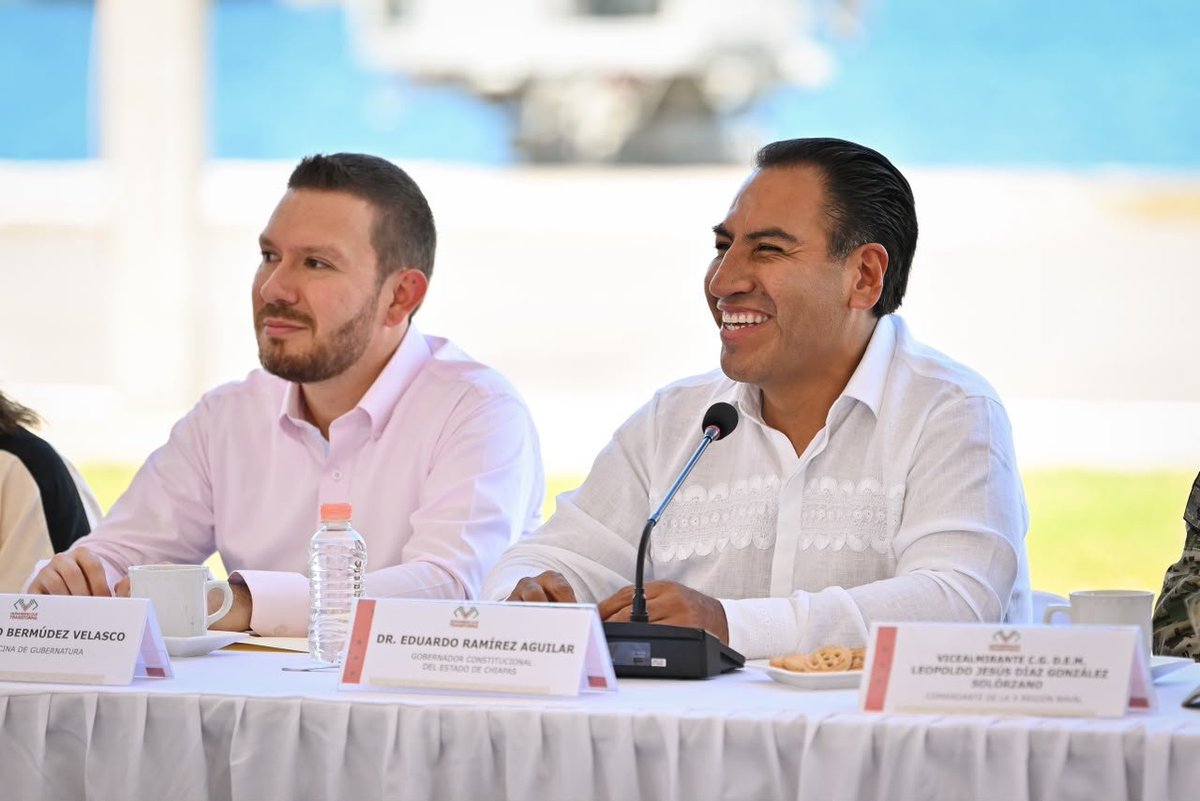 Marce_Castilloa's tweet photo. El trabajo en territorio fortalece el desarrollo de #Chiapas.
​En #Tapachula, los tres Poderes del Estado nos reunimos en la Zona Naval junto al Gob. @ramirezlalo_ para evaluar avances en salud, infraestructura y bienestar rumbo al 2° Informe de Gobierno. https://t.co/WoFcpiE1ki
