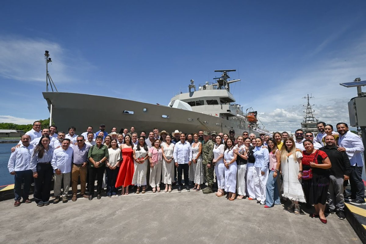 Marce_Castilloa's tweet photo. El trabajo en territorio fortalece el desarrollo de #Chiapas.
​En #Tapachula, los tres Poderes del Estado nos reunimos en la Zona Naval junto al Gob. @ramirezlalo_ para evaluar avances en salud, infraestructura y bienestar rumbo al 2° Informe de Gobierno. https://t.co/WoFcpiE1ki