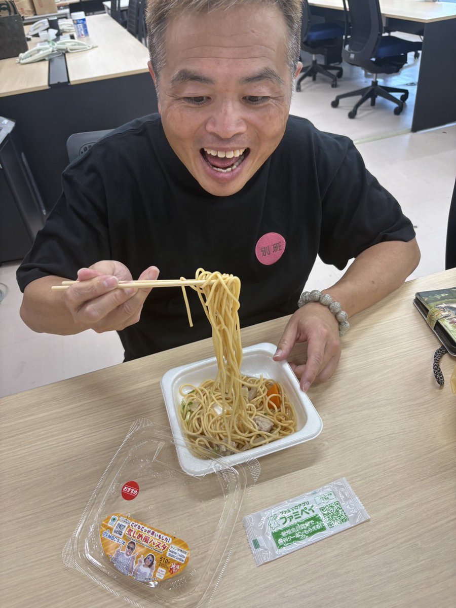 takuoppi's tweet photo. うんだ‼️んだんだんだ✨

いよいよ今日から
#南九州ファミリーマート　と
こげなこっがあいもした共同開発

「煮染め風パスタ」550円
「茶めっけぱい」150円（税込）

一般発売😄

かみたつおもみやんじょたけ子も激しく納得の美味さ💖

是非、お近くのファミリーマートへ https://t.co/CyQTZ5wEGt