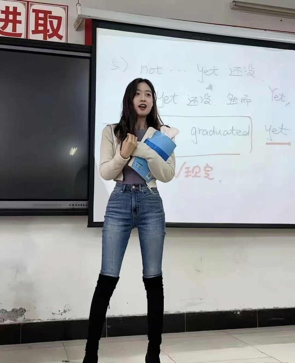 sanmeiBTC's tweet photo. 我敢说，如果当年碰上这样的英语老师，

个个绝对不可能逃任何一节课，

甚至连迟到一分钟都不会...... https://t.co/ki81asQHBh