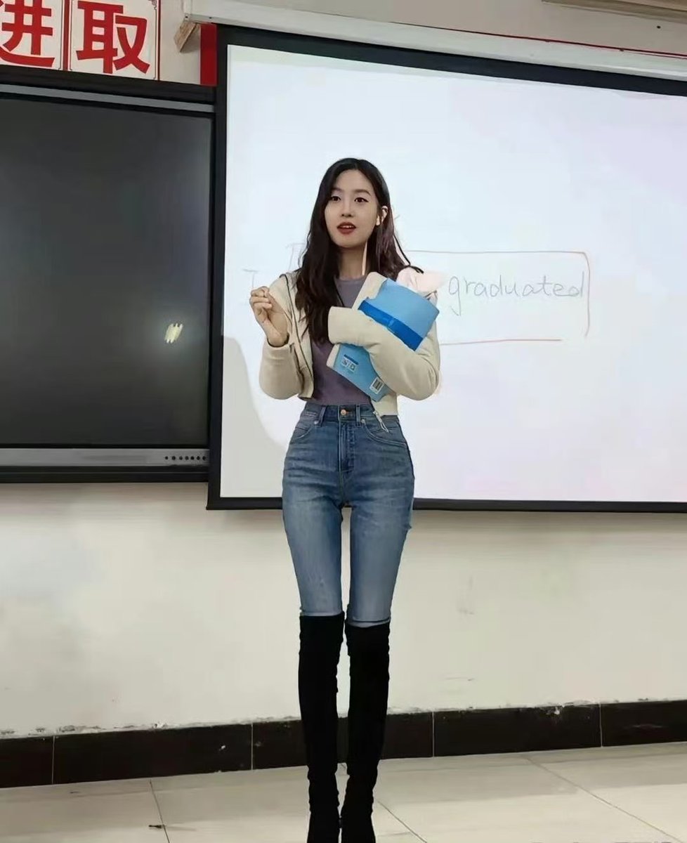 sanmeiBTC's tweet photo. 我敢说，如果当年碰上这样的英语老师，

个个绝对不可能逃任何一节课，

甚至连迟到一分钟都不会...... https://t.co/ki81asQHBh
