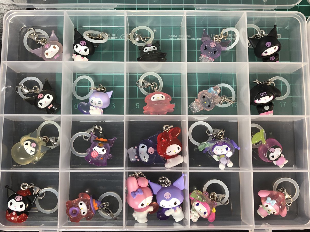 D0Uuu40's tweet photo. コイン買うのを期間は特にガチャ活に勤しんでました
手を出しやすい値段なのと可愛いのが多くついつい回してしまって気づけばめちゃくちゃ増えてました😅
1番のお気に入り達はサンリオのクロミとマイメロになりました
引越して間もないので収納ケースにいれてます、またコイン達と一緒に飾って行きます https://t.co/sV8xD5FT99