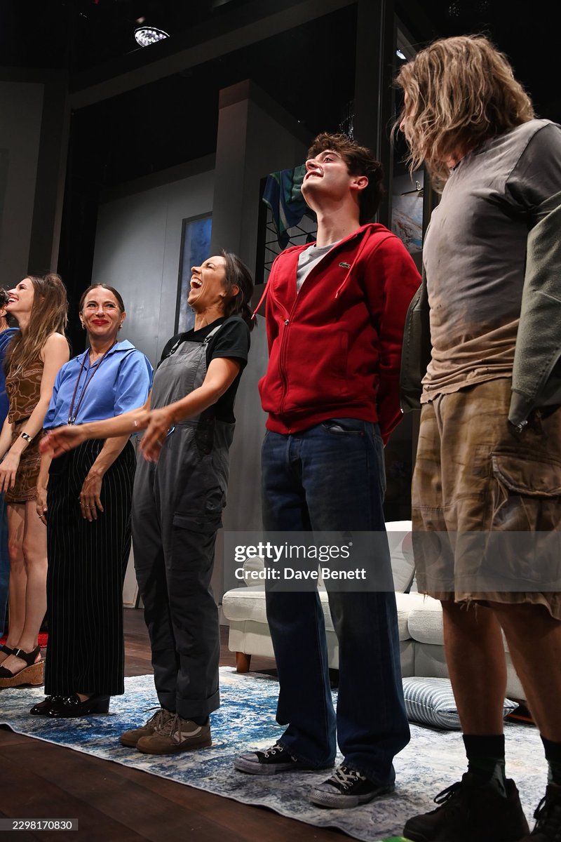 NoahUpdatesHQ's tweet photo. Noah Schnapp junto a sus compañeros de reparto de Affluenza durante el saludo final de la función (Curtain Call) de la noche de prensa https://t.co/Vm93YQgikz