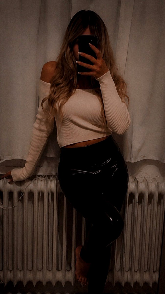 HerrinTanjaa's tweet photo. Wer ist noch wach für ne Latenight Melkung? 😜🔥 hab Bock auf ein RT Game 😈 https://t.co/pDXmvlfgdD