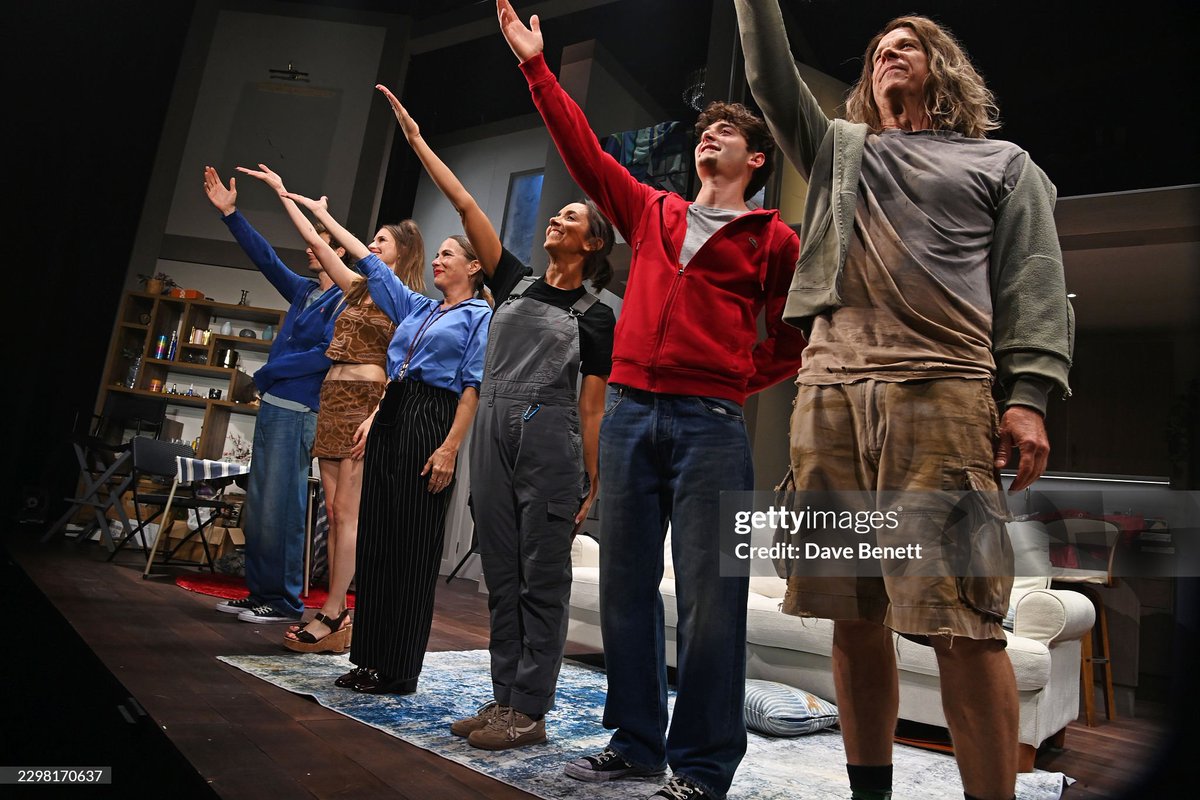 NoahUpdatesHQ's tweet photo. Noah Schnapp junto a sus compañeros de reparto de Affluenza durante el saludo final de la función (Curtain Call) de la noche de prensa https://t.co/Vm93YQgikz