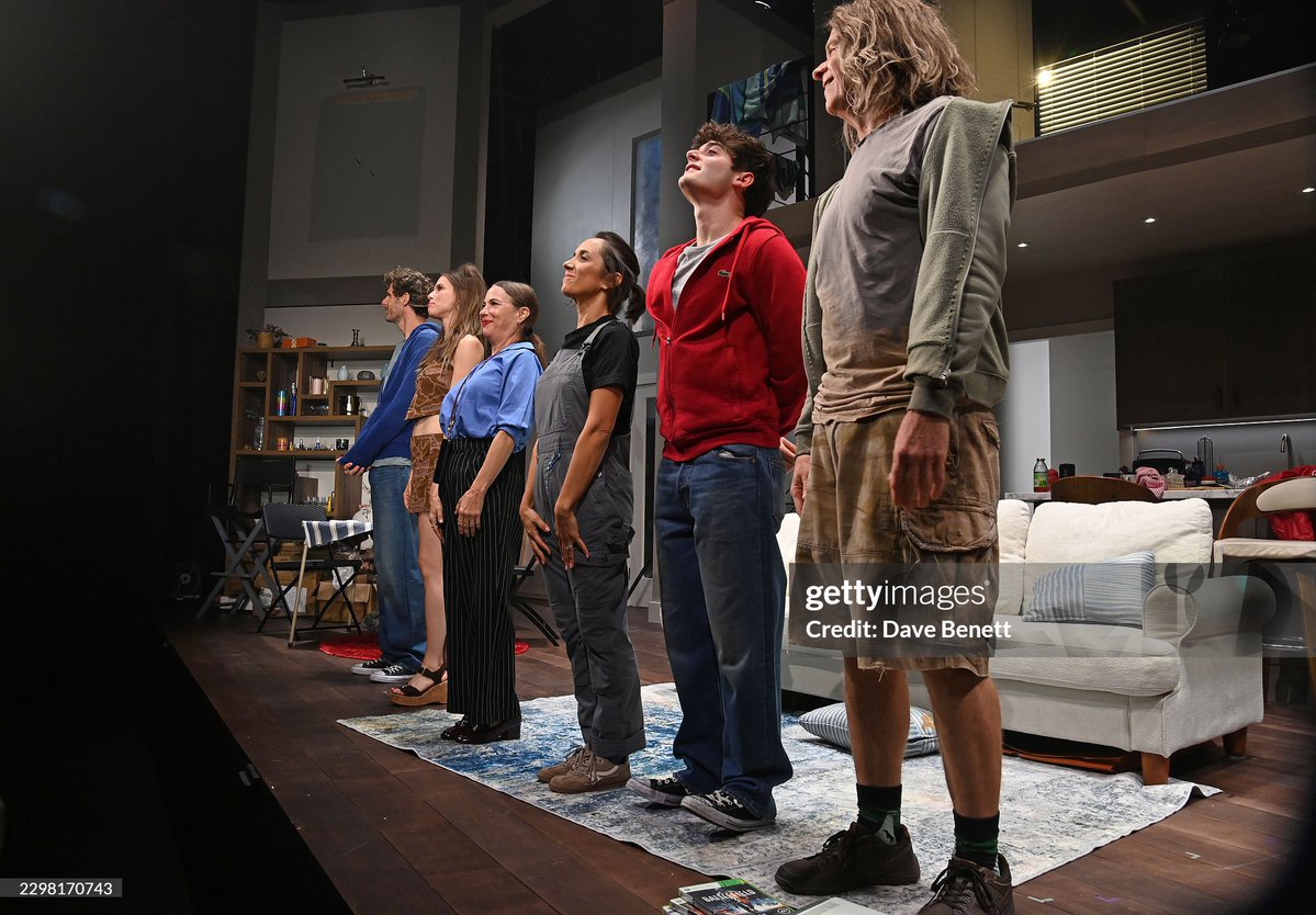 NoahUpdatesHQ's tweet photo. Noah Schnapp junto a sus compañeros de reparto de Affluenza durante el saludo final de la función (Curtain Call) de la noche de prensa https://t.co/Vm93YQgikz