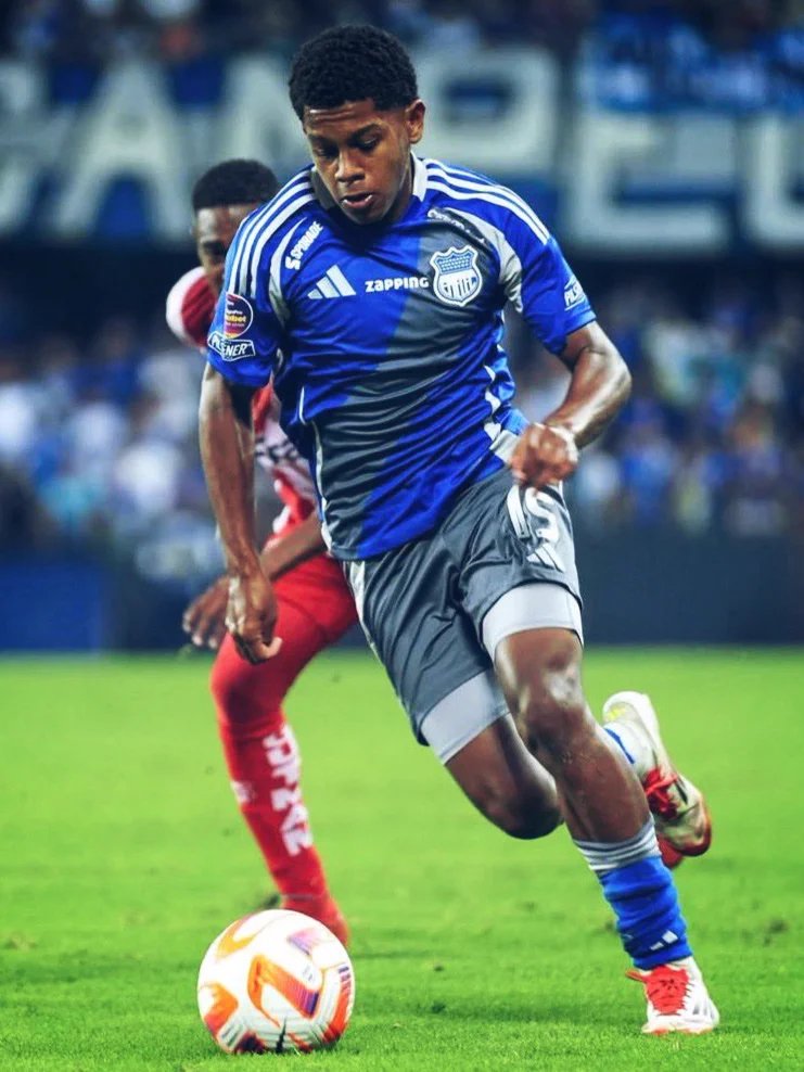 DailyFootyTakes's tweet photo. Remember the name: Luis Fragozo 🇨🇴🇪🇨

At just 16 years old, the Colombian born Ecuadorian phenom is taking South America by storm with CS Emelec! 

Youngest debutant in LigaPro history (14 yrs old in 2025), Youngest goal scorer in Emelec’s history

One of the highest valued teenage talents in South America. Known for dynamic 1v1 dribbling, acceleration, and sharp decision making in the final third.

Future superstar in the making.